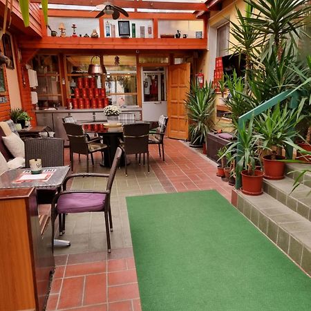Club Haus 502 Kalocsa Acomodação com café da manhã Exterior foto