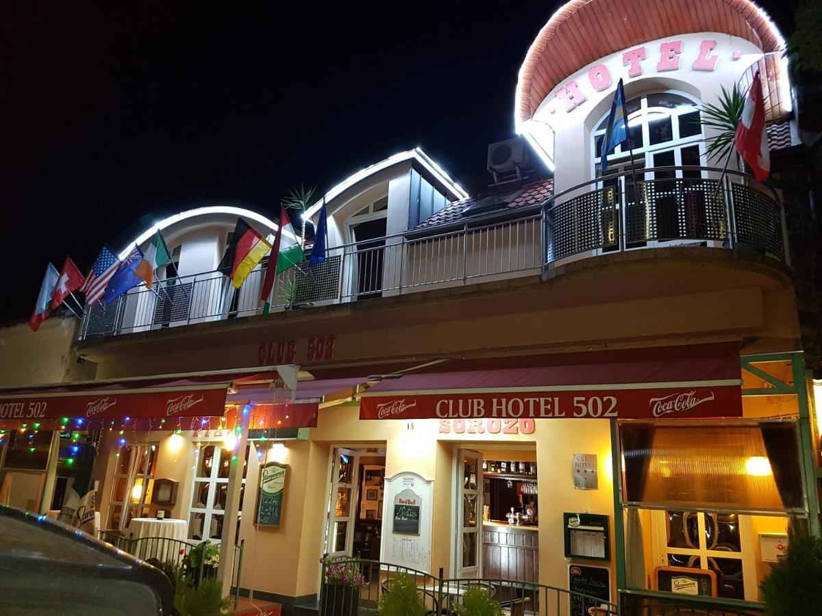 Club Haus 502 Kalocsa Acomodação com café da manhã Exterior foto