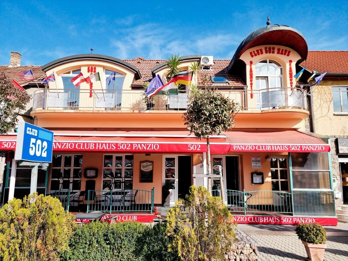 Club Haus 502 Kalocsa Acomodação com café da manhã Exterior foto