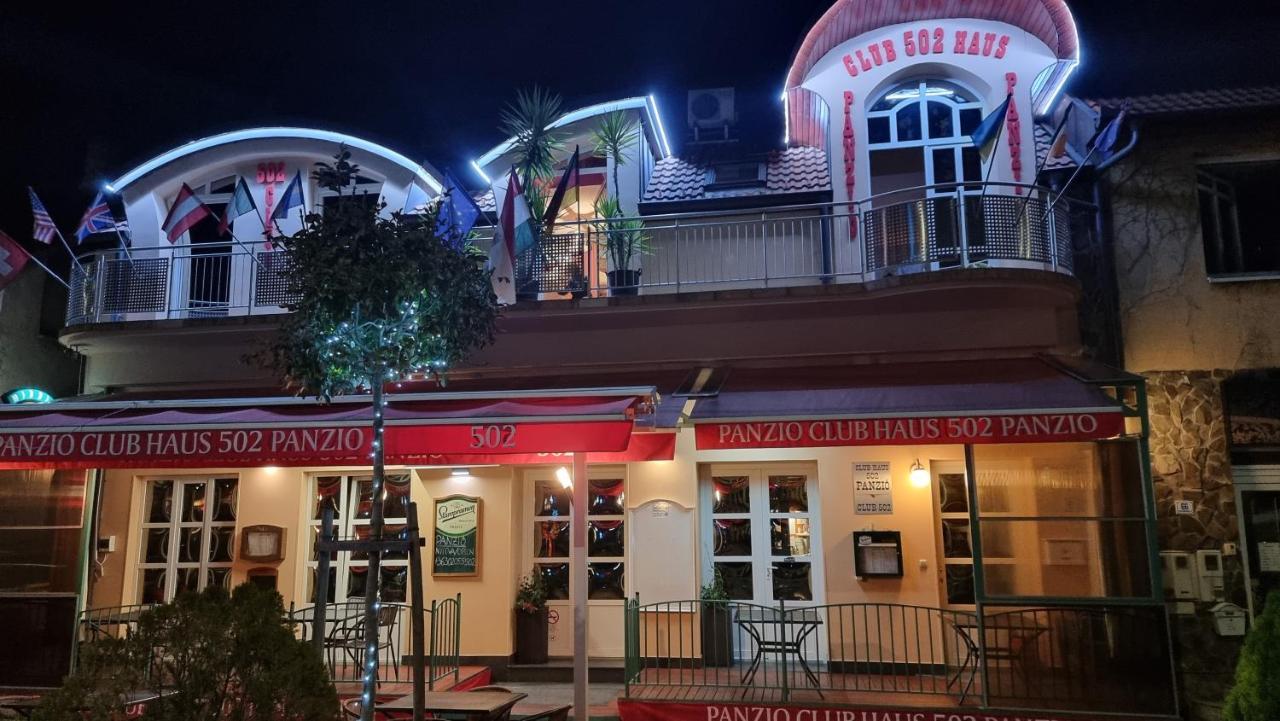 Club Haus 502 Kalocsa Acomodação com café da manhã Exterior foto